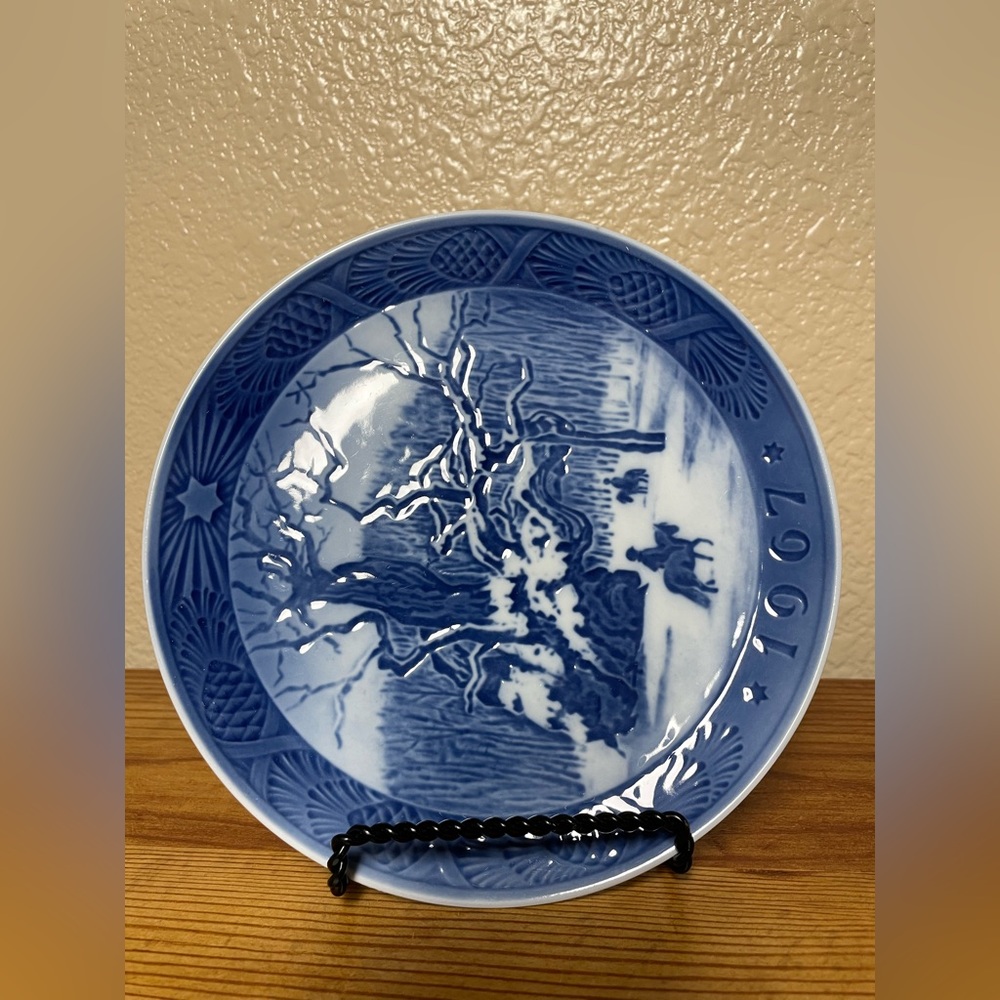 Royal Copenhagen:  Christmas Plate 1967 Kai Lange Kongeegen - The Royal Oak